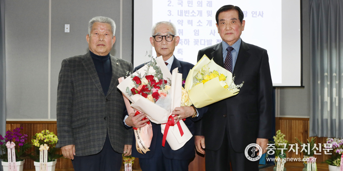 하태환 중구보훈회관장이 취임식에서 축하 꽃다발을 받고 있다.