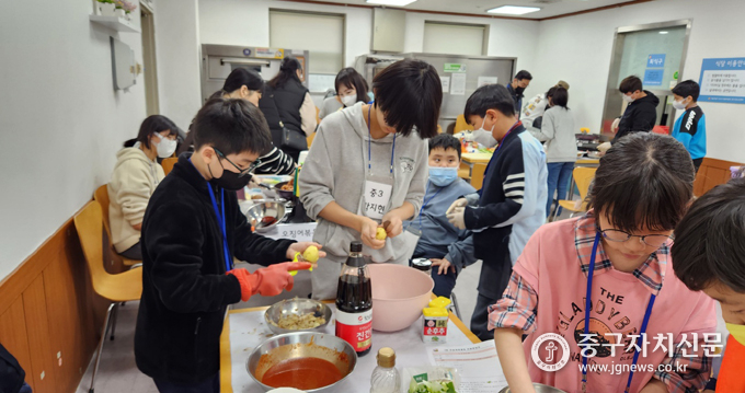 중구청소년센터 청소년방과후아카데미 꿈을여는교실에서는 ‘요리조리 쿡쿡’ 주말체험활동을 하고 있다.
