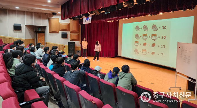중구청소년센터 꿈을여는교실에서는 ‘요리조리 쿡쿡’ 주말체험활동에 앞서 설명을 하고 있다.