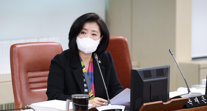 옥재은 의원이 MZ 세대 공무원 퇴사율 급증을 우려하고 사기진작 대책이 필요하다고 역설하고 있다.