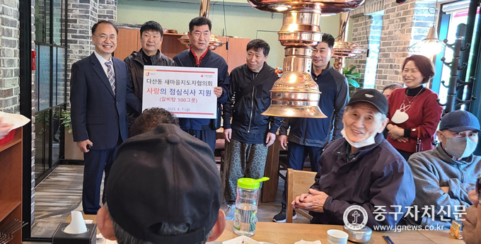 다산동 새마을지도자협의회 이병도 회장을 비롯한 회원들이 김건태 동장과 어르신들에게 인사를 하고 있다. 