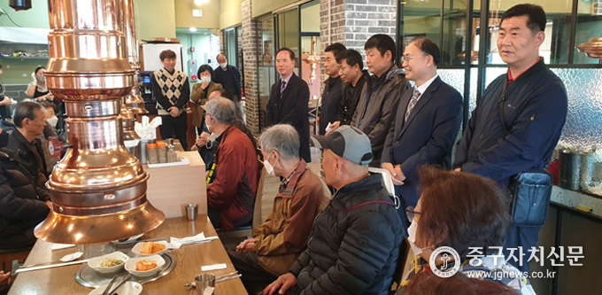 다산동 새마을지도자협의회 이병도 회장을 비롯한 회원들, 그리고 김건태 동장이 어르신들에게 인사를 하고 있다. 