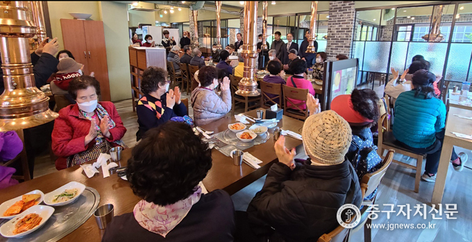 다산동 저소득층 어르신들이 새마을지도자협의회애서 준비한 갈비탕을 점심 식사로 제공했다. 