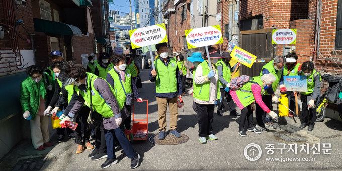 자연보호 회원들이 신당동 골목에서 환경정화 활동을 전개하고 있다.