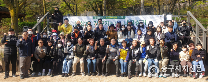 중구시민연대 김재동 이사장이 참석자들과 파이팅을 하고 있다.