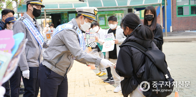 중부경찰서 경찰관등이 학생들에게 안전보행 3원칙등을 홍보하고 있다.