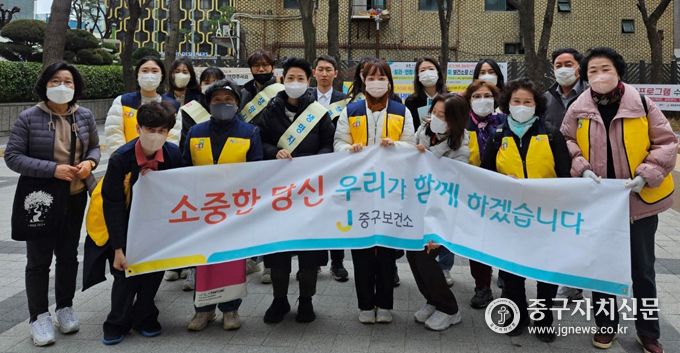 지난 3월 광희동 생명존중 캠페인, 이날 중구 관계자들은 자살예방 프로그램을 홍보하고 있다.