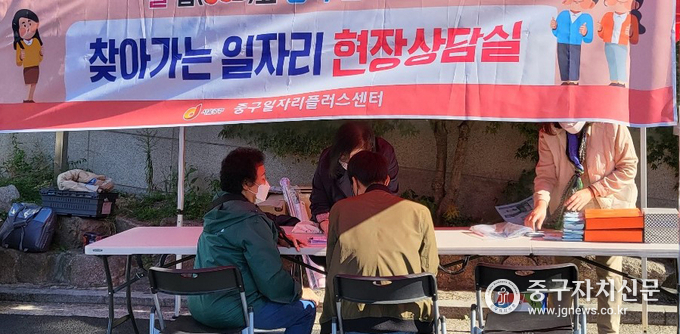◇약수역 앞 현장상담실을 운영하고 있는 모습.