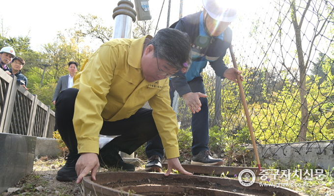 ◇김길성 구청장이 주요 사업 현장에 나가 밀착점검을 하고 있다.
