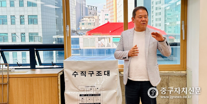 수직구조대를 활용한 탈출 시연회에 앞서 경화수 이사장이 설명을 하고 있다. 