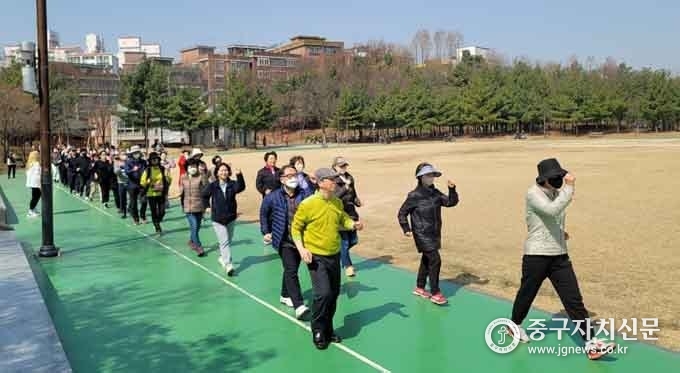 중구민들의 건강을 이끌어갈 건강지도자들이 기본교육을 받고 있다. 