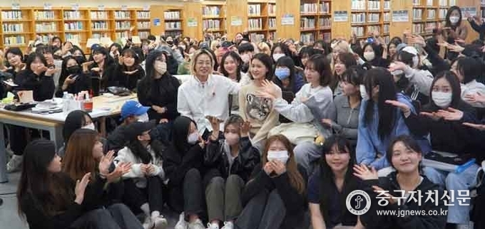 함경식 특임교수가 트렌드 메이크 업 특강을 한 뒤 학생들과 어울려 기념촬영을 하고 있다.
