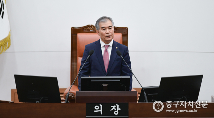 서울시의회 김현기 의장이 제318회 임시회에서 개회사를 하고 있다. 