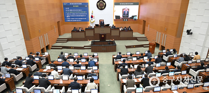 서울시의회 김현기 의장이 제318회 임시회에서 개회사를 하고 있다. 