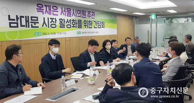 옥재은 의원이 남대문시장 상인들과 현안을 논의하고 있다.