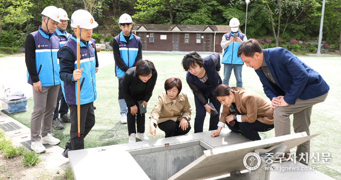 중구의회 복지건설위원들이 필동 저류조 시설을 살펴보고 있다.(사진은 좌로부터 조미정 이정미 양은미 손주하 윤판오 위원) 