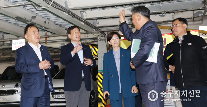 중구의회 행정보건위원회 위원들이 신당공영주차장 현장을 살펴보고 있다.(사진은 좌로부터 소재권 송재천 이정미 위원