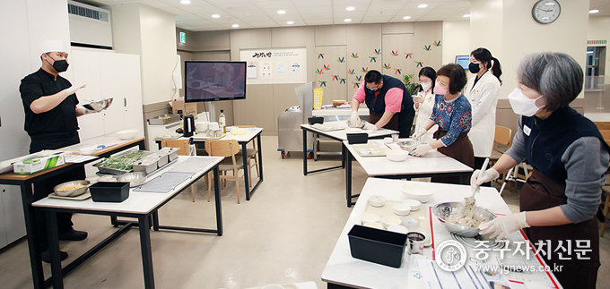 지난 26일 서울백병원 식당에서 혈당조절과 다이어트에 도움 되는 ‘베이킹 클래스’를 개최하고 있다.