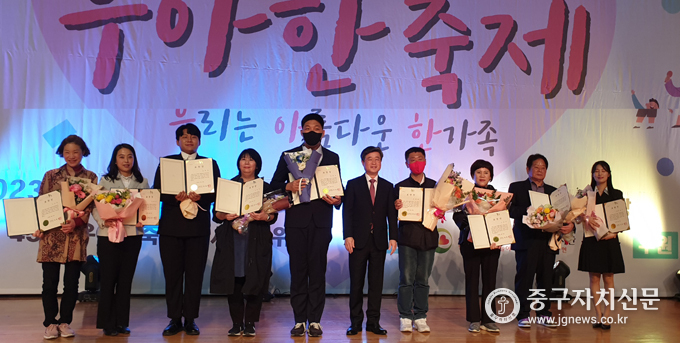 김길성 중구청장이 제43회 장애인의 날 기념행사에서 표창장을 수여하고 기념촬영을 하고 있다. 