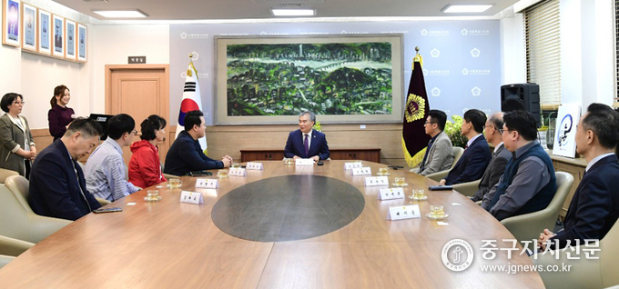 김현기 서울시의회 의장이 우수 의정모니터들에게 표창장 수여전 티타임을 갖고 있다. 