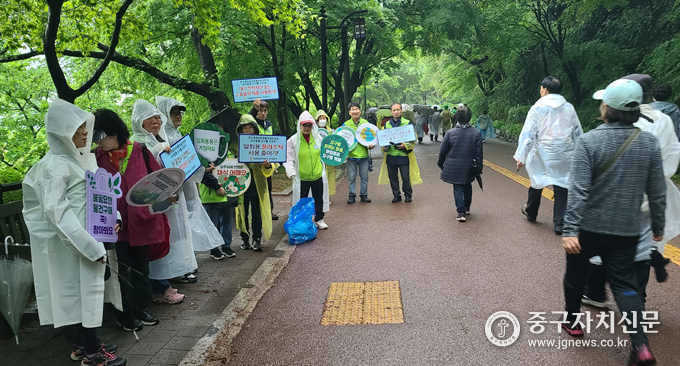 자연보호 중구협 이영도 회장등 회원들이 남산 꽃길 걷기 대회에서 탄소중립 실천 캠페인을 전개하고 있다.