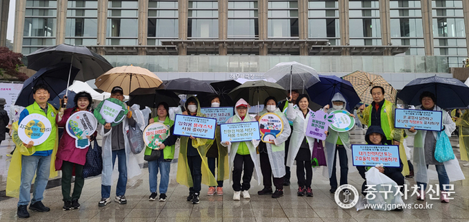 자연보호 중구협 회원들이 남산 꽃길 걷기 대회에서 탄소중립 실천 캠페인을 전개한 뒤 기념촬영을 하고 있다.