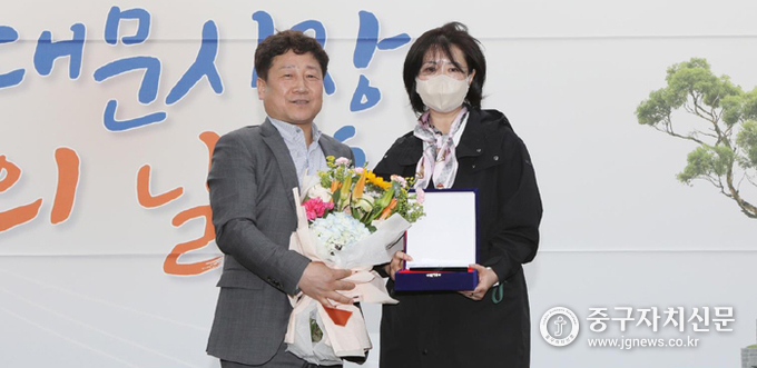옥재은 시의원이 문남엽 남대문시장상인연합회장으로부터 감사패와 함께 꽃다발을 받고 있다.
