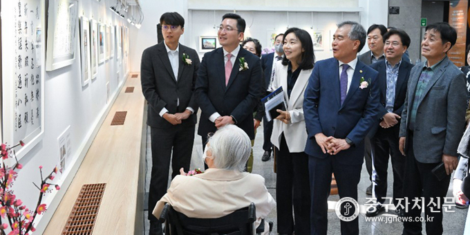김현기 서울시의회 의장이 치매 어르신 미술전시회를 둘러보고 있다.