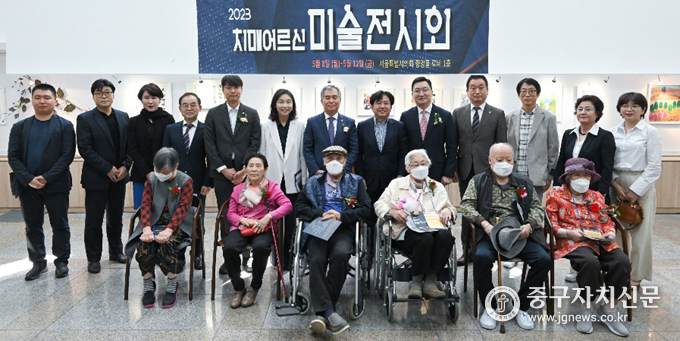 김현기 서울시의회 의장이 치매 어르신에게 카네이션을 달아드린 뒤 기념촬영을 하고 있다.