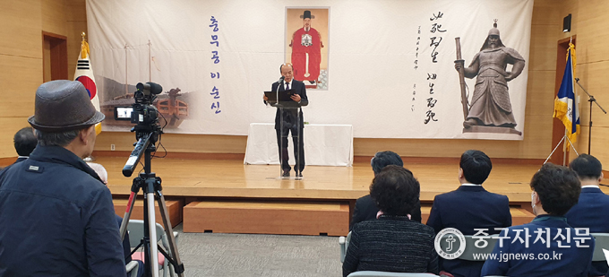 충무아트센터 컨벤션홀에서 열린 ‘충무공 이순신 장군 탄신 478주년’ 기념식에서 남월진 원장이 기념관 건립 제안을 하고 있다.