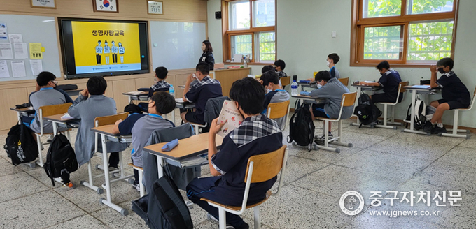  아동 청소년들을 대상으로 스트레스 관리교육을 실시하고 있다.