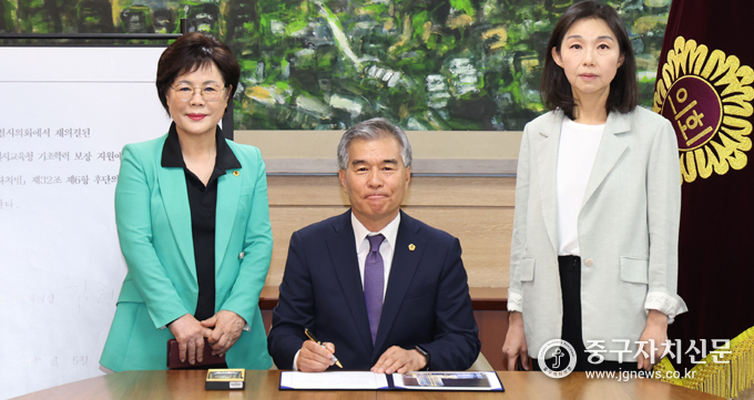 지난 15일 ‘서울시교육청 기초학력 보장 지원에 관한 조례’를 김현기 의장이 직권으로 공포하기 위해 서명하고 있다.