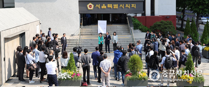지난 15일 ‘서울시교육청 기초학력 보장 지원에 관한 조례’를 김현기 의장이 직권으로 공포하고 있다.