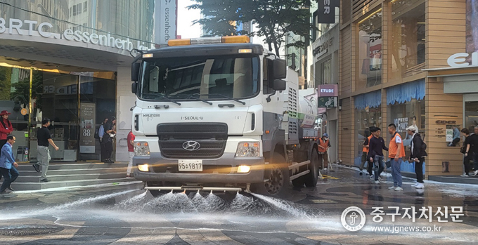 지난 15일 명동거리에서 물청소 차량이 청소를 하고 있는 모습. 