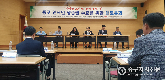 이영수 박사, 유창준 박사, 모종근 대표 등이 참여한 가운데 열띤 토론을 하고 있다. 