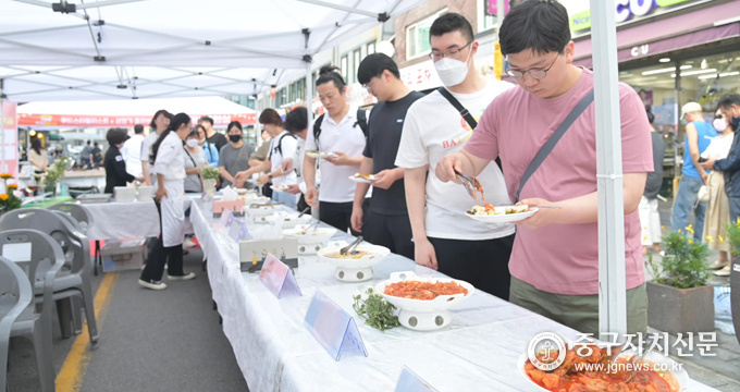신당동 떡볶이·먹거리 골목의 브랜드와 캐릭터 선포식에 참여한 주민들이 시식을 하고 있다. 