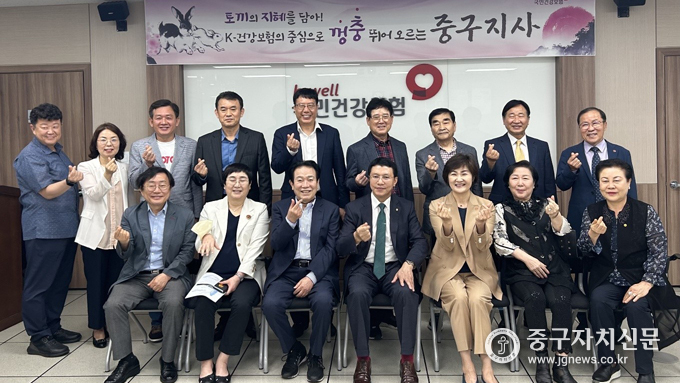 지난 18일 2023년도 상반기 자문회의’를 개최한 뒤 이경진 지사장 등과 자문위원들이 기념촬영을 하고 있다.