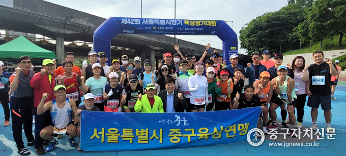 중구육상연맹 채성만 회장을 비롯한 참가 선수들이 출발에 앞서 파이팅을 외치고 있다.