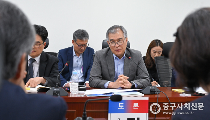 윤석열 정부 1주년 기념 지역균형발전 성과와 과제 원탁회의를 하고 있다.