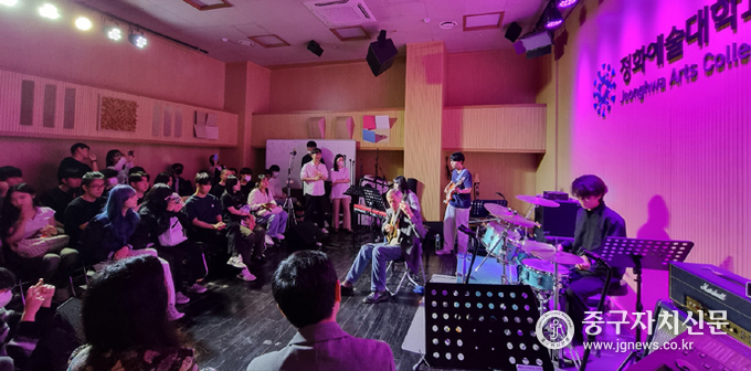 지난 22일 재즈 기타리스트 ‘존 스토웰’과 래퍼 ‘술제이’이 연주를 하고 있다.