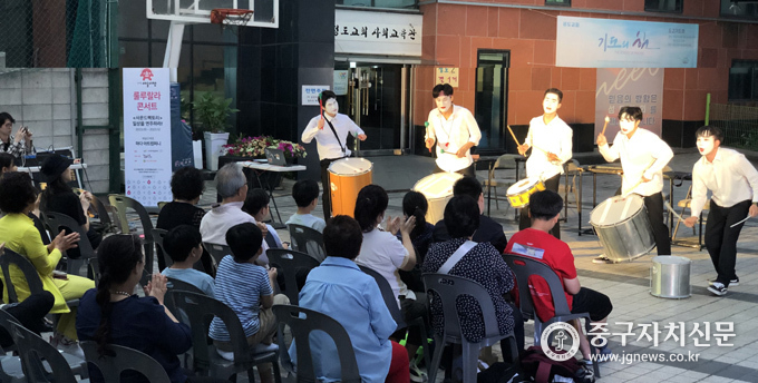 중림종합사회복지관에서 찾아가는 문화예술공연을 회현동에서 열고 있다.