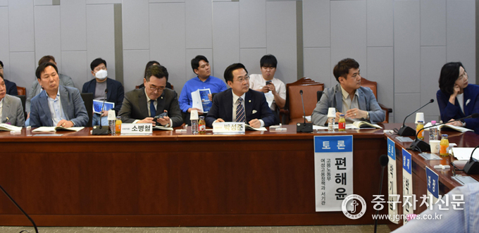 박성준 의원이 국회의원회관 제1세미나실에서 ‘저출생 극복, 무엇부터 해결해야 하나’라는 주제로 토론회를 개최하고 있다. 
