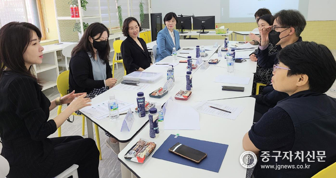 2023 전문가와 함께 하는 교사코칭 협의회 위촉장을 받은 지원들이 회의를 하고 있다. 