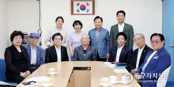 중구의회 의원들이 중구보훈단체협의회가 주최한 간담회에 참석해 기념촬영을 하고 있다.(사진은 뒷줄 좌로부터 손주하, 양은미, 소재권, 허상욱 의원, 앞줄 한가운데 하태환 관장) 