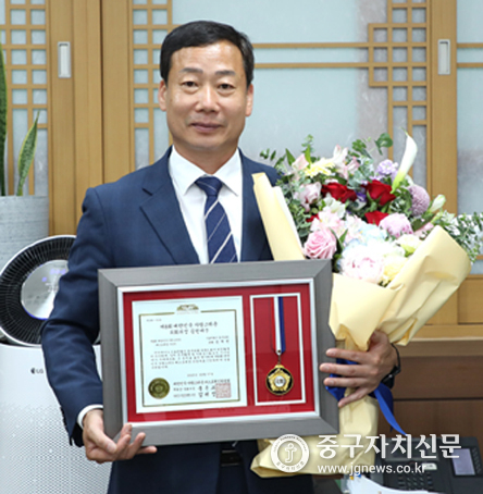 중구의회 송재천 의원이 대한민국 자랑스런 베스트대상을 수상한 뒤 기념촬영을 하고 있다. 