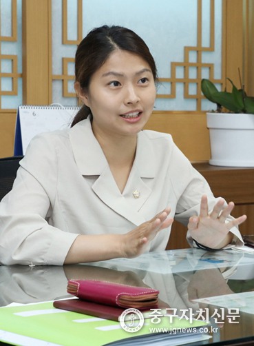 중구의회 손주하 예결특위 위원장이 본지와 인터뷰를 하고 있다.
