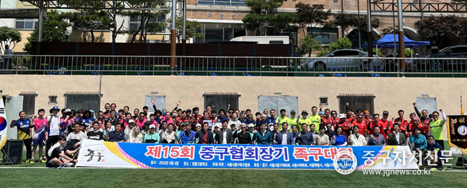 지난 4일 열린 족구대회에 참가한 선수들과 내빈들이 파이팅을 하고 있다