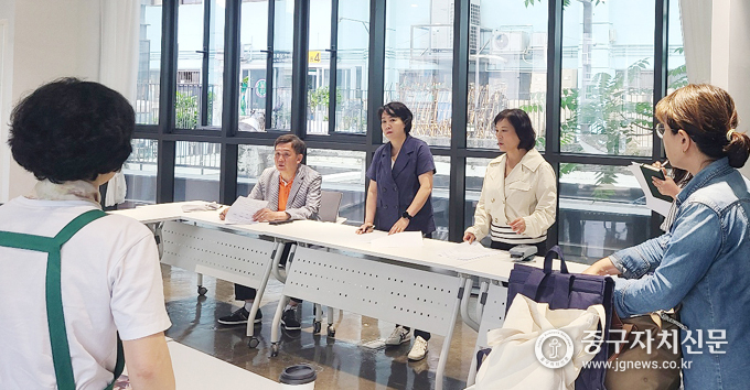 남산실버복지센터를 방문한 의원들이 현안을 청취하고 있다.