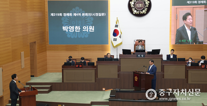 지난 15일 제319회 정례회 제4차 본회의에서 박영한 의원이 오세훈 서울시장과 일문일답을 하고 있다.