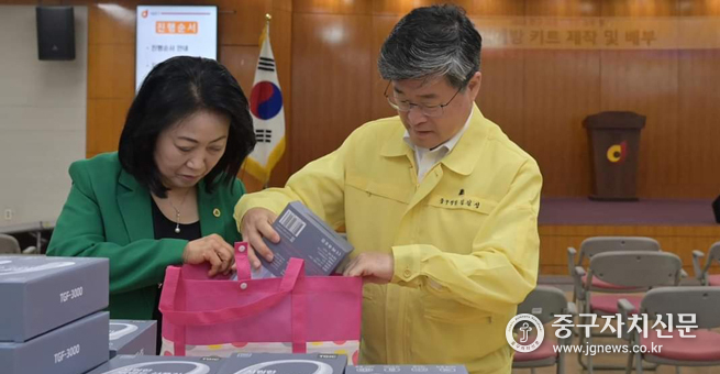 김길성 구청장이 이숙영 중구자율방재단장과 함께 폭염안심 꾸러미를 만들고 있다.